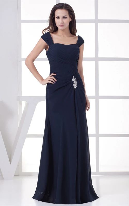 Maxikleid mit kurzen Ärmeln, Raffungen und Brosche