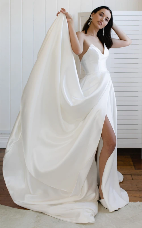 Robe de mariée sexy en forme de A avec décolleté cœur, poches et traîne