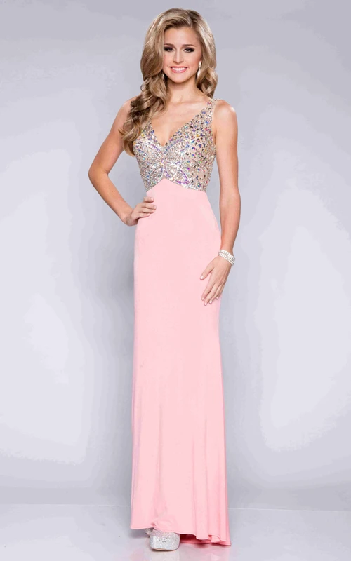 Vestido de fiesta de gasa sin mangas con escote en V y corpiño de pedrería.