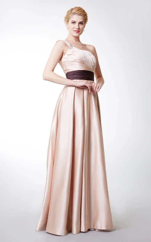 Robe de demoiselle d'honneur longue en satin élégant, à bande froncée et à un seul côté