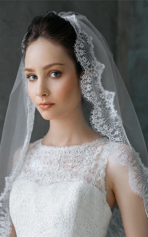 Voile de mariée court en tulle et dentelle appliquée