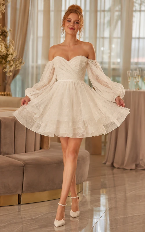Minivestido de novia corto de tul con mangas abullonadas y hombros descubiertos