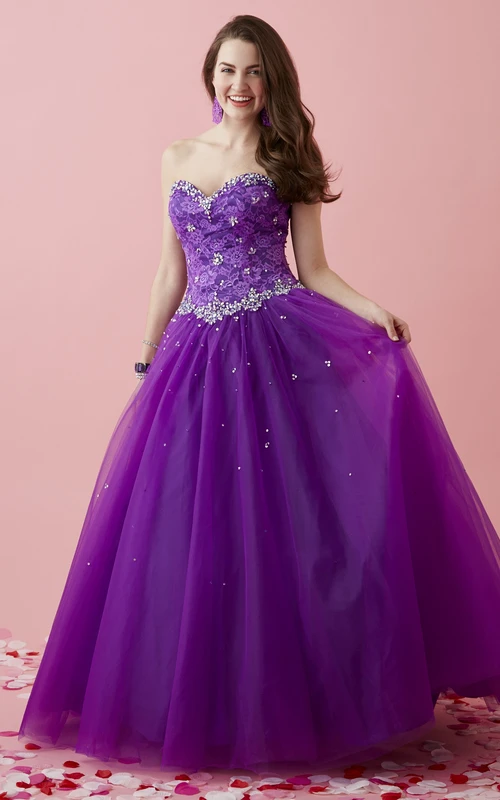 Robe de bal longue sans manches en tulle à décolleté cœur et laçage orné de dentelle et de perles
