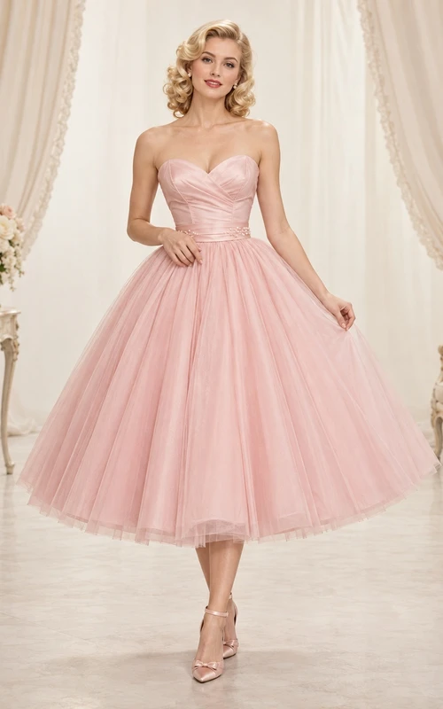 Robe de bal des années 1950, rose poudré, bustier cœur, en tulle, coupe trapèze, longueur thé, sans bretelles, décolleté cœur.