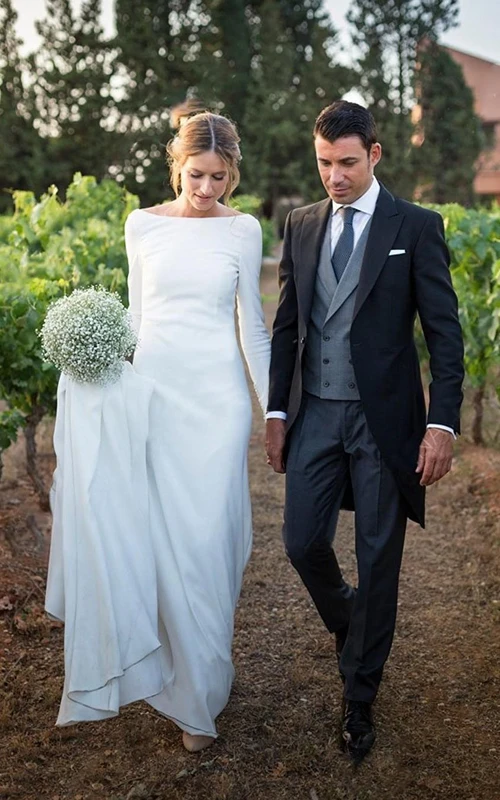 Robe de mariée simple et sexy en mousseline fourreau, dos nu plongeant en V, longueur au sol, avec traîne chapelle.