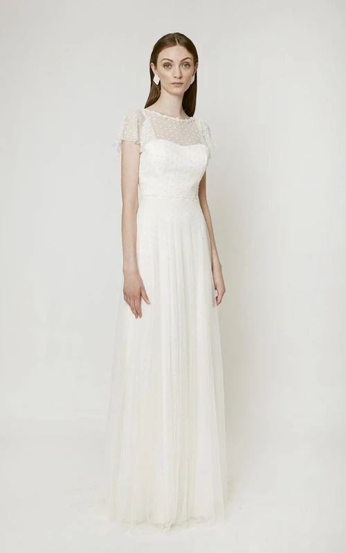 Elegante vestido de novia con mangas acampanadas y espalda en V profunda.