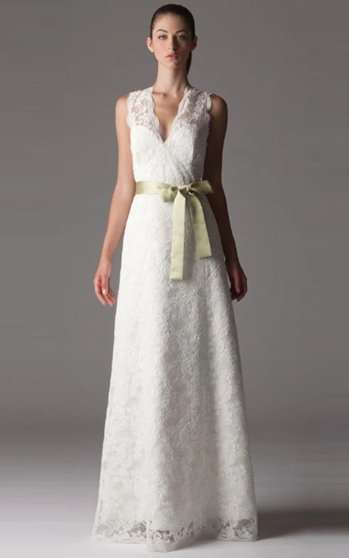 Robe de mariée fourreau en dentelle, manches longues, col en V, avec nœud et dos en V