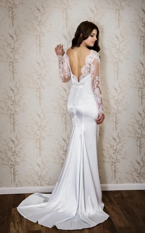 Robe sirène en dentelle et satin, manches longues et dos en V plongeant