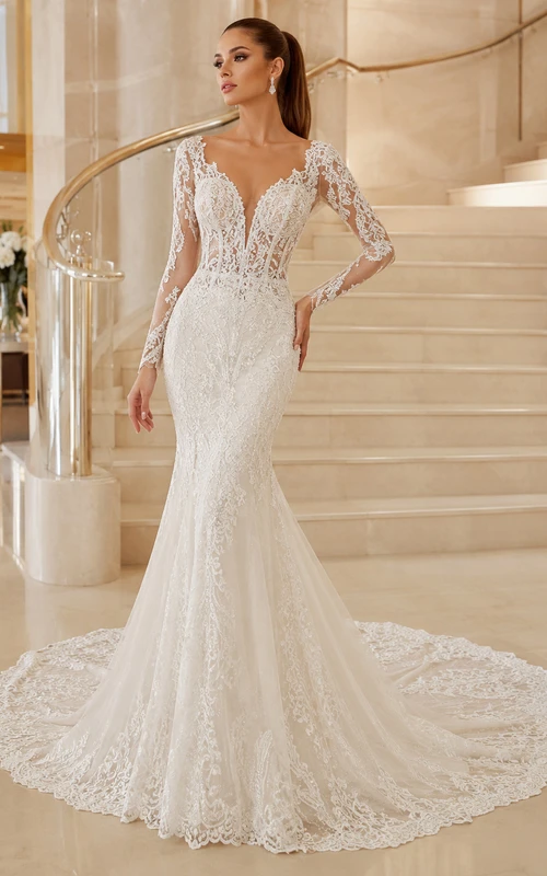 Robe de mariée sirène en dentelle discrète, décolleté en V profond, manches longues, traîne chapelle, ornée d'appliques, idéale pour une destination.