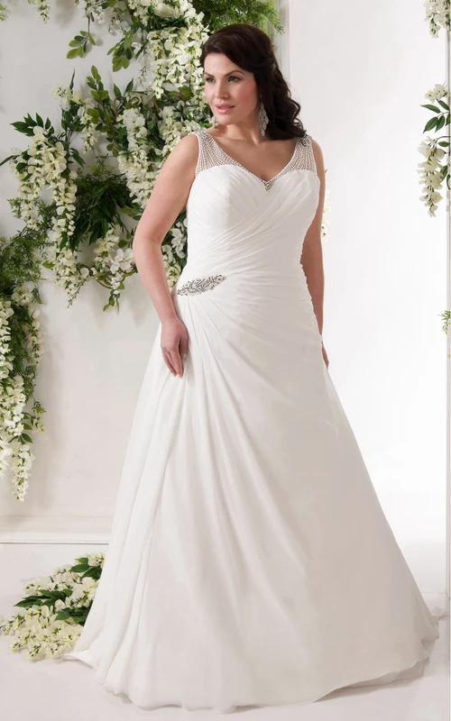 Vestido de gasa sin mangas con escote en V, abalorios y fruncido lateral.