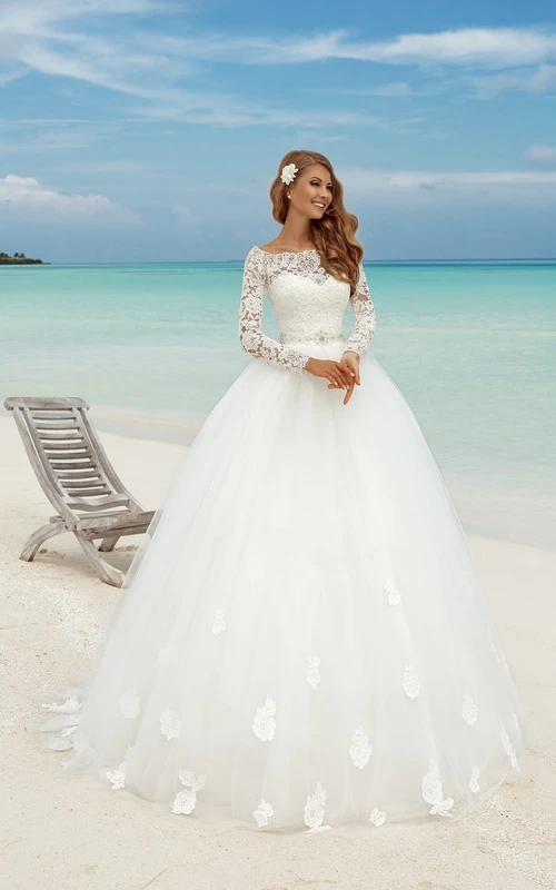 Robe longue trapèze en tulle illusion à encolure bateau et manches trompe-l'œil, ornée d'un nœud et d'une ceinture.