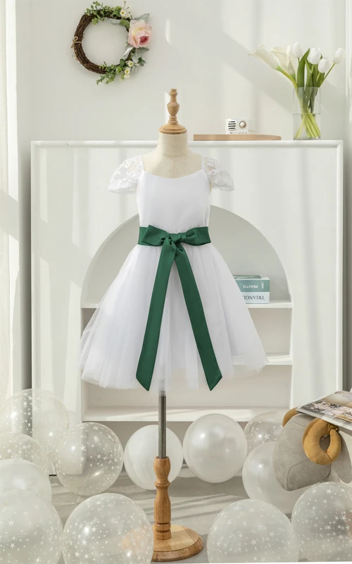 Vestido de niña de las flores para la Primera Comunión, de tul blanco, corte en A y manga corta.