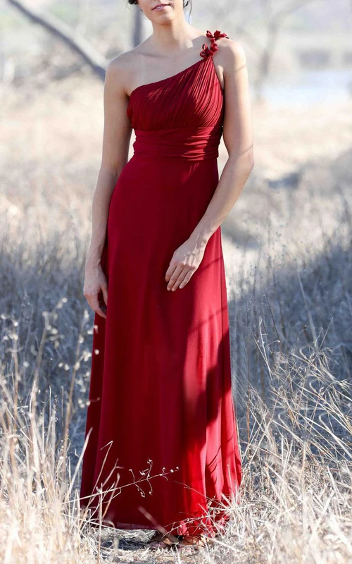 Einseitig schulterfreies, bodenlanges Empire-Chiffonkleid in A-Linie mit Raffungen