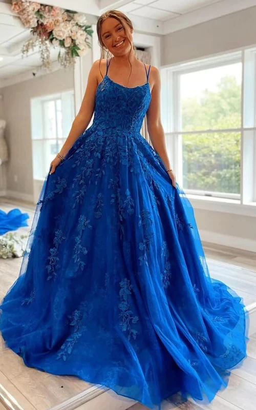 Vestido de fiesta azul de corte A con apliques de encaje y tirantes finos.