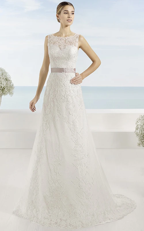 Robe de mariée longue en dentelle, coupe trapèze, sans manches, ornée d'appliqués, d'un nœud et d'un dos illusion.