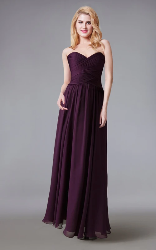 Vestido largo de gasa sin tirantes con escote corazón y fruncido cruzado.