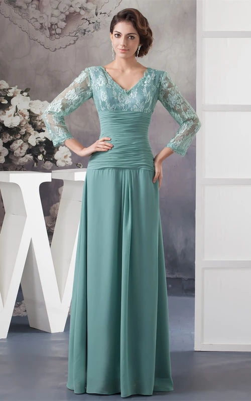 Langes Chiffonkleid mit V-Ausschnitt, Applikationen und Illusionsausschnitt