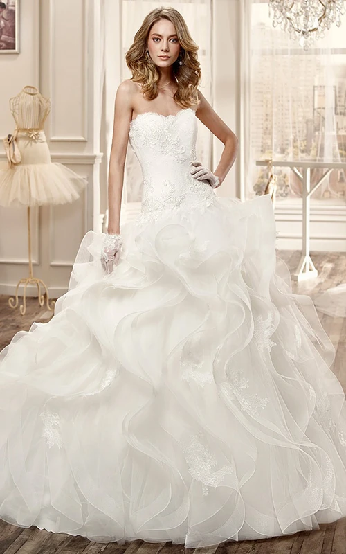 Vestido de novia largo sin tirantes con volantes en cascada y espalda baja.