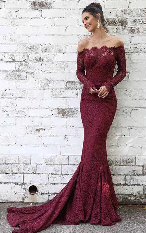 Schlichtes, bodenlanges Ballkleid mit Trompetenform, langen Ärmeln und Spitze, Hofschleppe