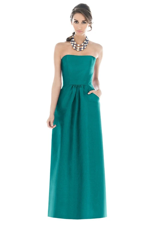 Vestido largo de satén sin tirantes con bolsillos