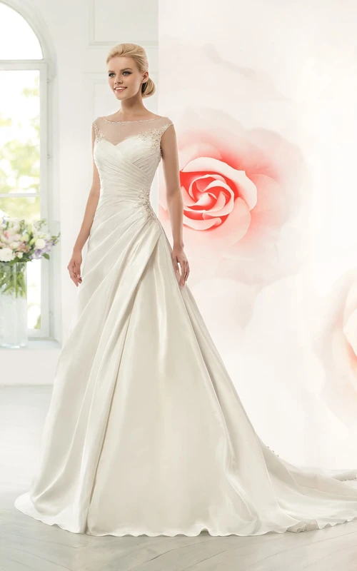 Robe longue trapèze en satin illusion à manches courtes et décolleté rond, ornée de drapés latéraux et de perles