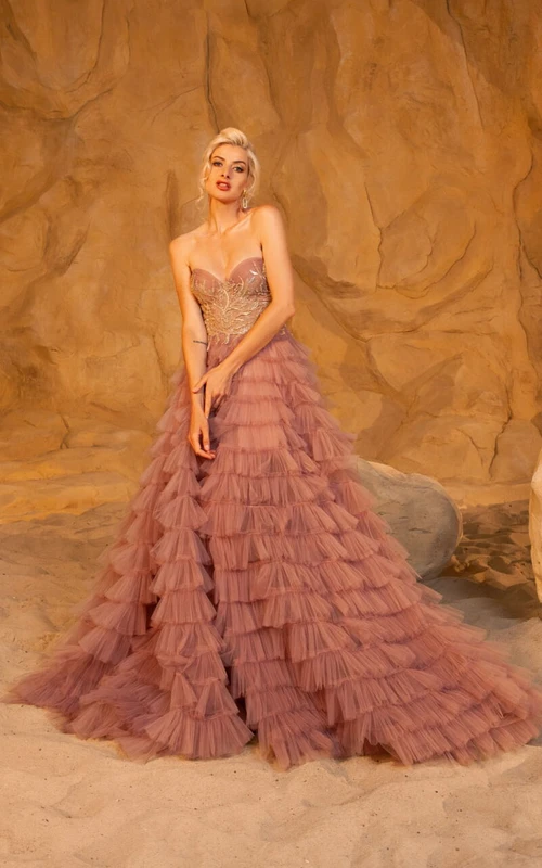 Robe de bal trapèze à imprimé pastèque et bustier empire à volants.