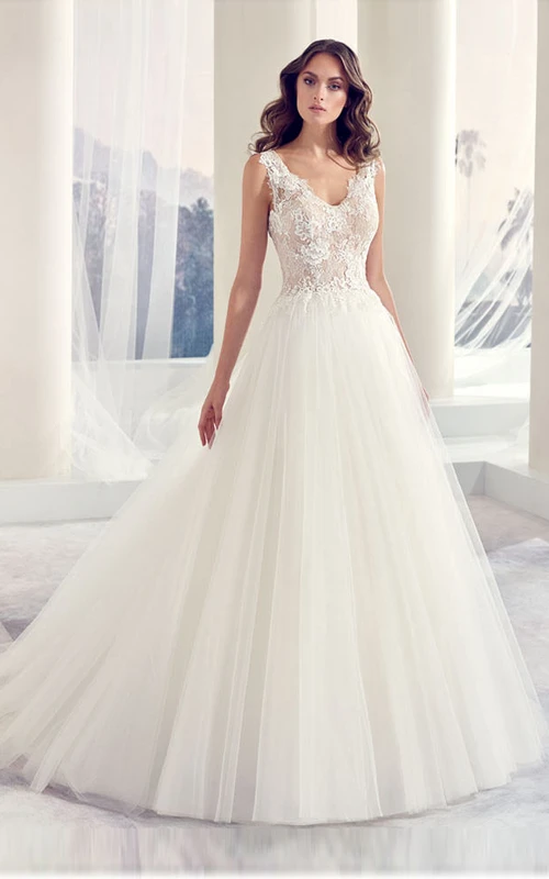 Vestido de novia largo de gala con apliques, sin mangas, escote en V, de tul, con espalda ilusión y pliegues.