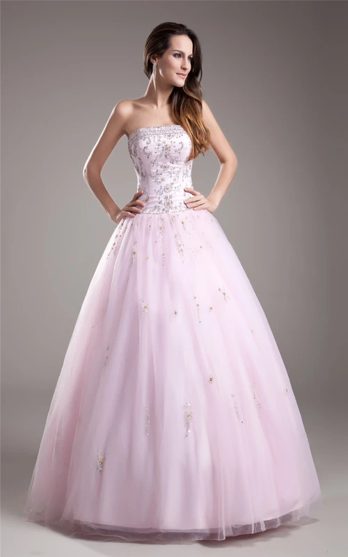 Rosafarbenes, trägerloses, perlenbesetztes Ballkleid mit Tüllüberzug