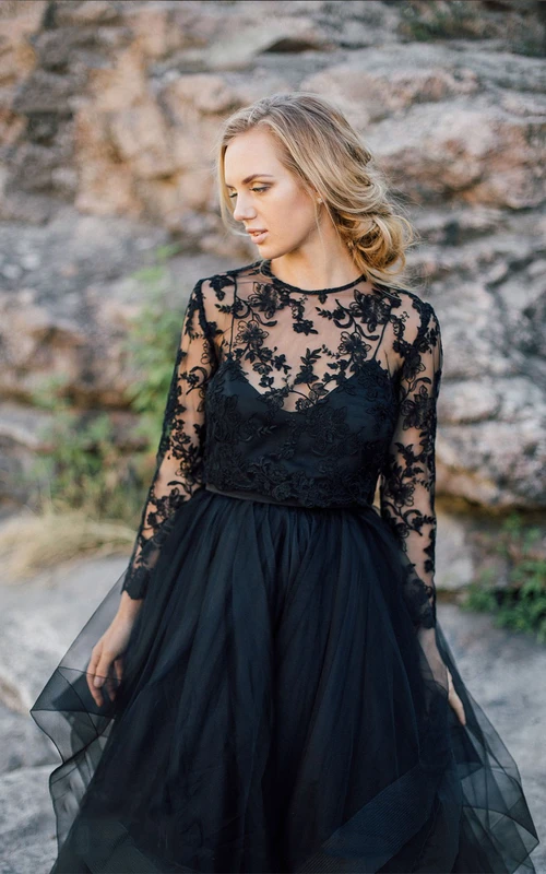 Robe de mariée noire trapèze, longueur thé, manches longues échancrées, dos illusion boutonné orné d'appliques en dentelle, plis, ceinture/ruban