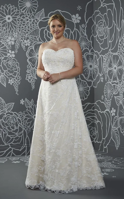 Robe trapèze longue sans manches à décolleté cœur, en dentelle, traîne courte et laçage au dos avec appliques
