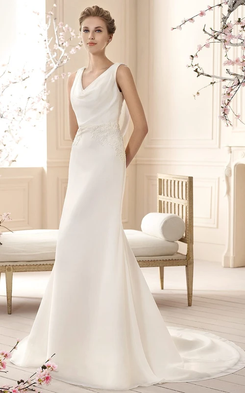 Schlichtes, bodenlanges, ärmelloses Chiffon-Brautkleid mit Wasserfallausschnitt und Applikationen, schlicht und elegant
