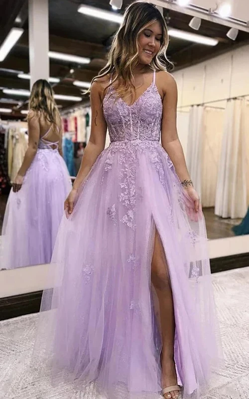 Robe de bal formelle en tulle lilas à spaghetti et application de dentelle sur le devant, fendue sur le devant, coupe trapèze, ornée d'appliqués de dentelle et de tulle.