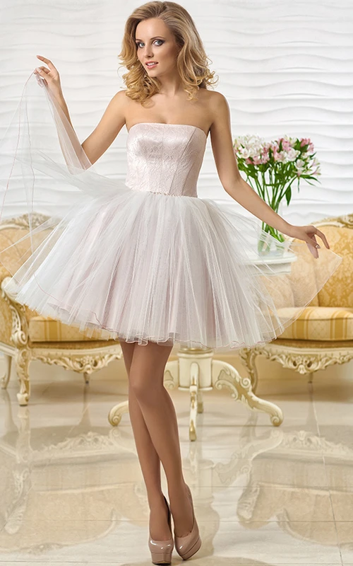 Trägerloses, ärmelloses Mini-Abendkleid aus Tüll