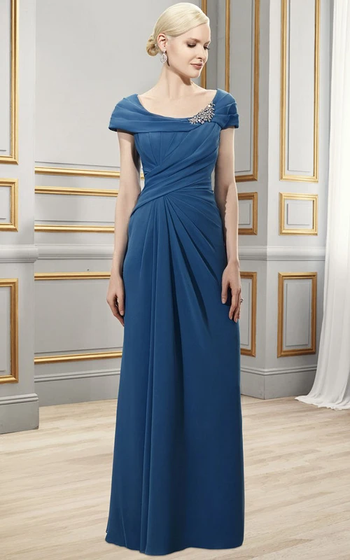 Robe de soirée fourreau en mousseline de soie, manches courtes, décolleté rond, fermeture éclair au dos et drapé.