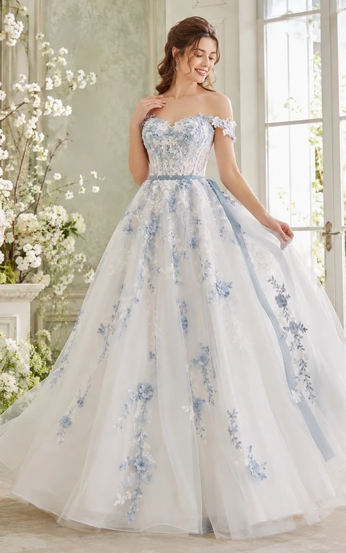 Romantisches Brautkleid aus Tüll in A-Linie mit schulterfreiem Schnitt, Blütenblattärmeln und Nebelblau-Sprays