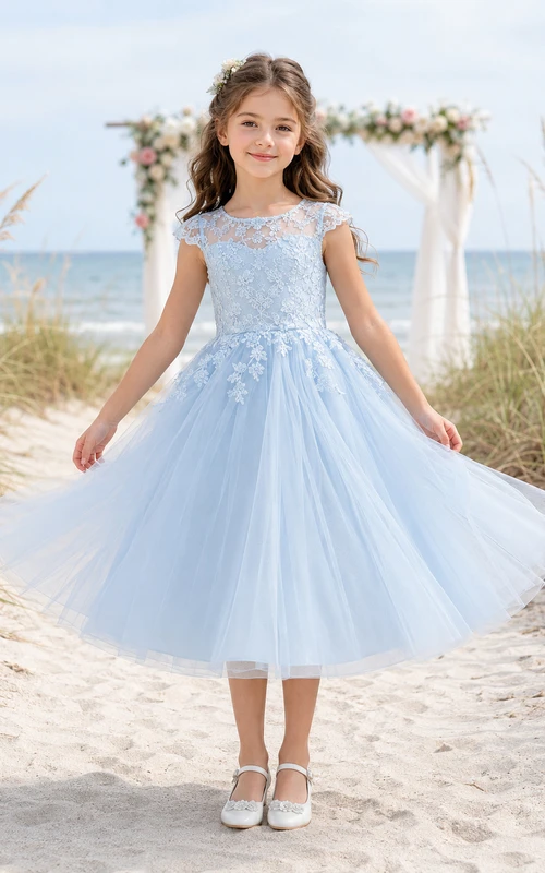 Robe de demoiselle d'honneur bleu ciel en dentelle et tulle, coupe trapèze, col rond, longueur midi, ornée d'appliqués floraux.
