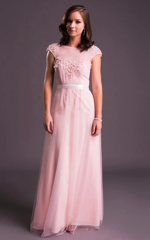 Robe de bal longue en tulle à col rond froncé et manches courtes, ornée d'une fleur.
