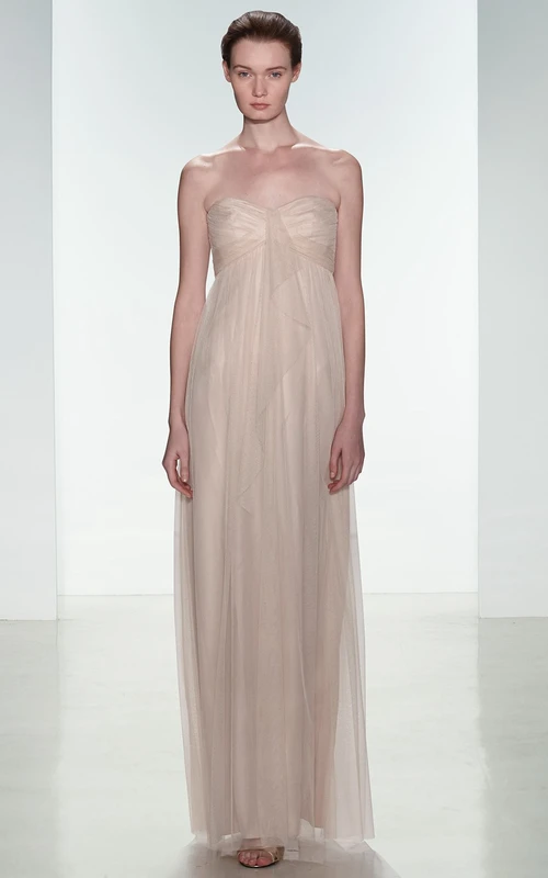 Vestido de dama de honor de tul estilo imperio, sin mangas, con escote corazón y fruncido, largo hasta los tobillos.