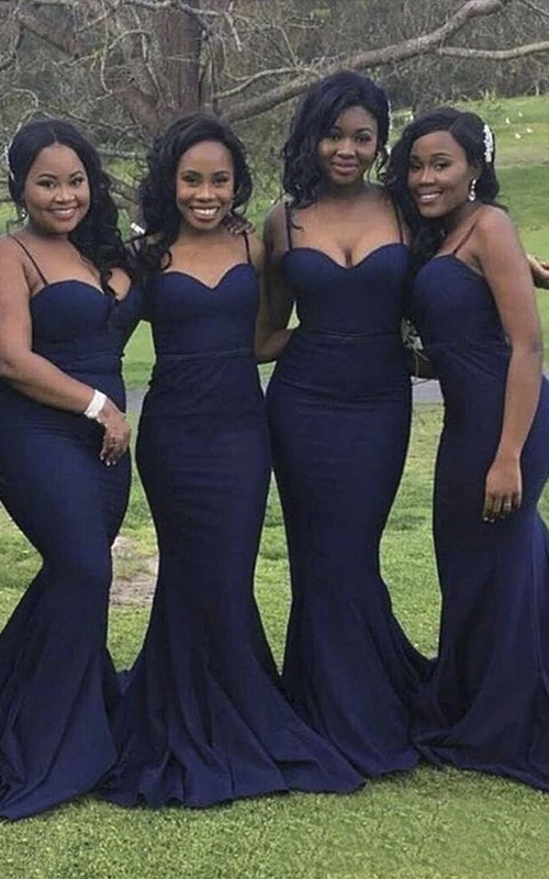Sexy Meerjungfrauen-Brautjungfernkleid in Marineblau mit Spaghettiträgern, herzförmigem Herzausschnitt, offenem Rücken und Raffungen