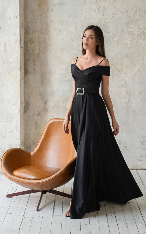 Robe longue en satin, coupe trapèze, épaules dénudées, décolleté en V, ceinture et bretelles croisées.