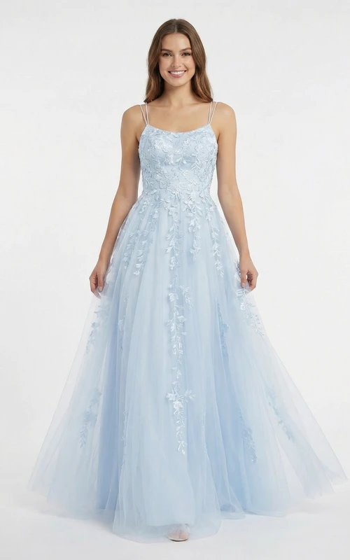 Vestido de fiesta de tul azul cielo con apliques y tirantes finos.