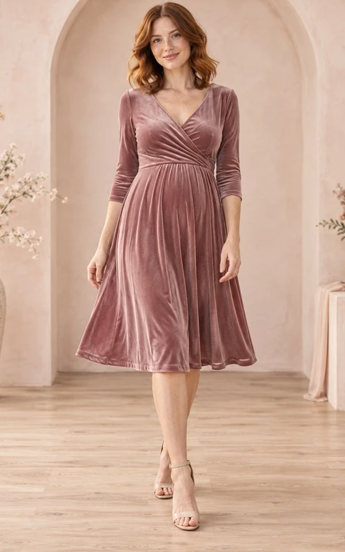 Robe midi en velours froncé rose poudré à col V et manches trois-quarts