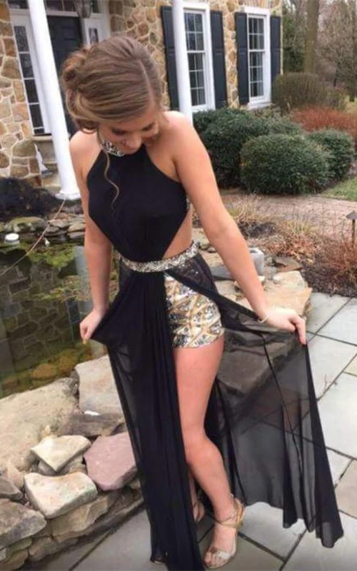 Robe de bal noire en mousseline de soie, sans manches, à col halter et cristaux, longueur au sol.