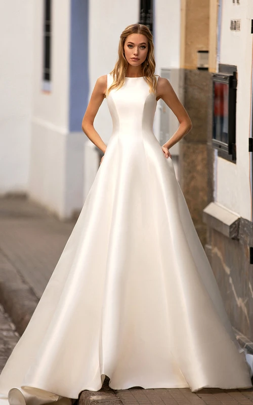 Vestido de novia de corte princesa en línea A de satén transparente con espalda ilusión
