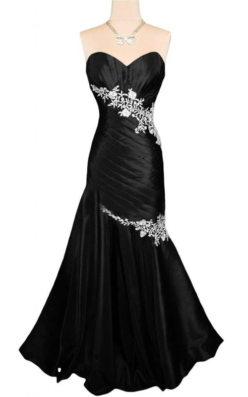 Vestido largo fruncido con escote corazón y apliques