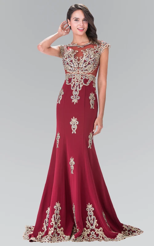 Trompetenförmiges Jerseykleid mit Rundhalsausschnitt, kurzen Ärmeln, Applikationen und Perlenstickerei