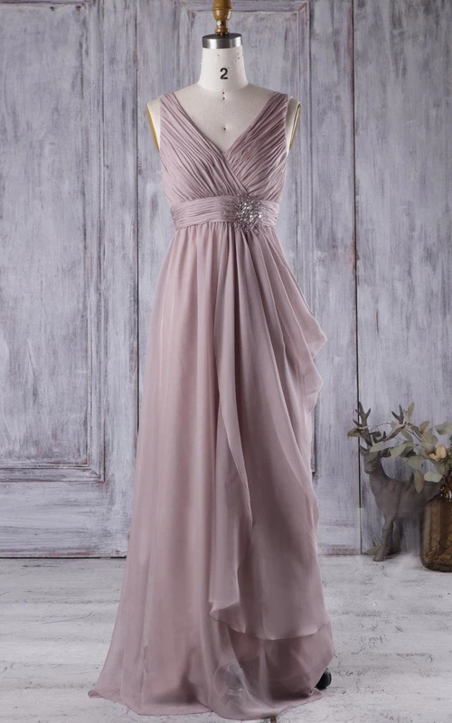 Langes, drapiertes Empire-Chiffonkleid mit V-Ausschnitt und V-Rücken sowie Perlenstickerei