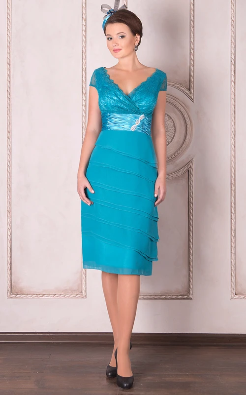 Robe de mère de la mariée en mousseline à manches courtes, col en V à volants, longueur genou