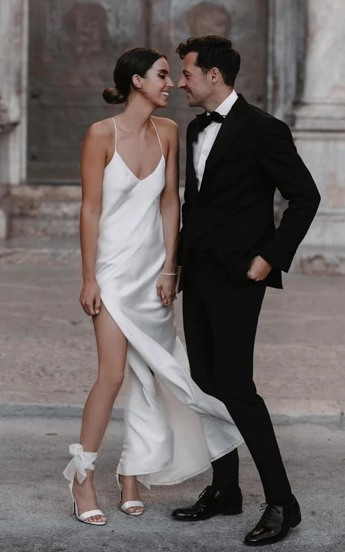 Robe de mariée fourreau sexy à fines bretelles et fente latérale, simple et élégante