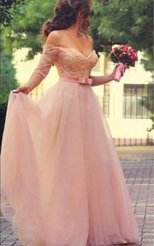 Precioso vestido largo de fiesta de tul con mangas cortas y detalles de pedrería de princesa